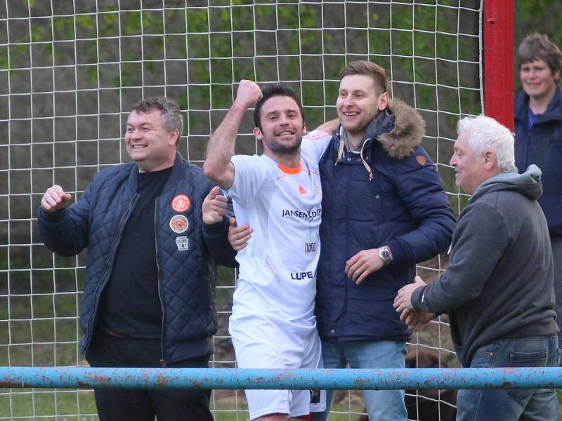 Fotbalisté Brné (červení) prohráli v Proboštově 1:2.