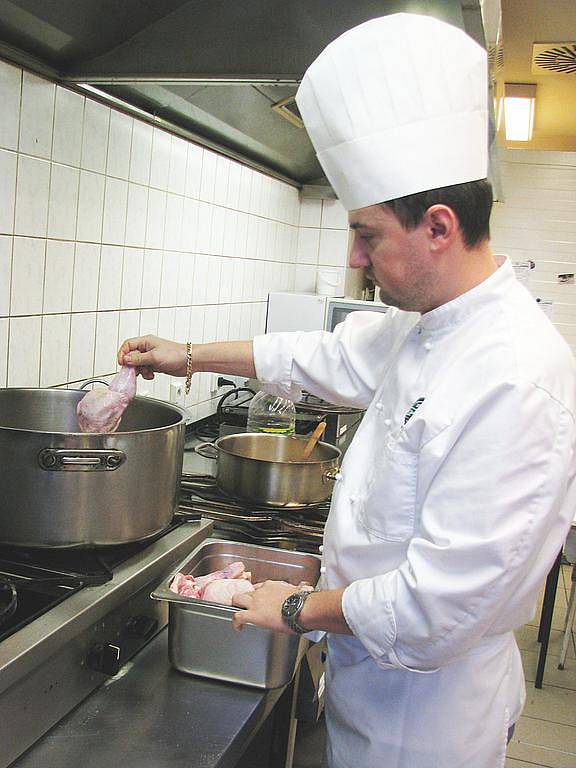 Kuchařský tým restaurace Sport – Pub na zimním stadionu připravuje pro návštěvníky restaurace každý čtvrtek polední menu podle čtenářů Ústeckého deníku.