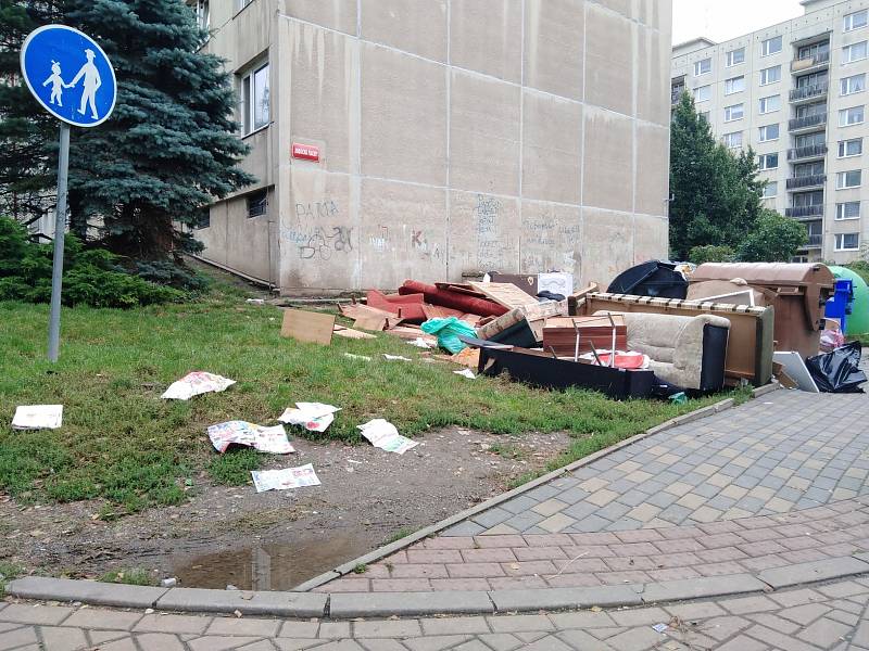 Denní život v mojžířském ghettu. Nepořádek, rozkradený chodník, hluk.