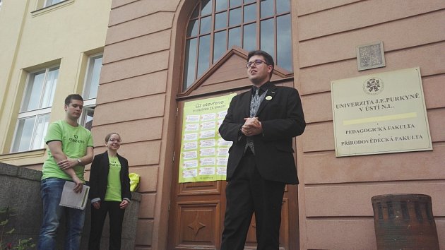 21 TEZÍ kvalitního vzdělávání budoucích pedagogů „přibili“ studenti na dveře Pedagogické fakulty v Ústí.