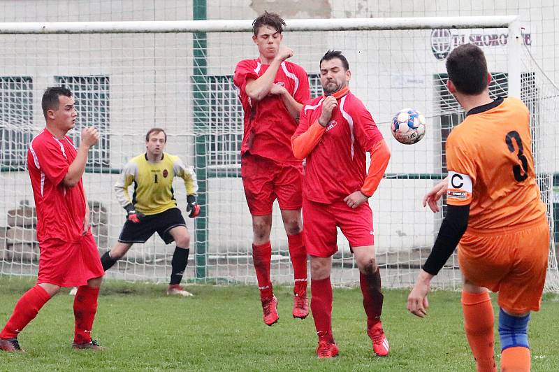 III. třída Ústí n/L- TJ Skorotice (červené dresy) proti Spartak Tisá (oranžové dresy).