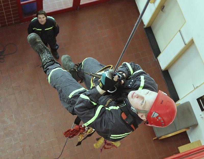 I v takové poloze se ocitají příslušníci Lezecké skupiny profesionálních hasičů v Ústí nad Labem při pravidelném cvičení v zimních měsících.