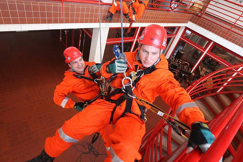 I v takové poloze se ocitají příslušníci Lezecké skupiny profesionálních hasičů v Ústí nad Labem při pravidelném cvičení v zimních měsících.