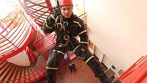 I v takové poloze se ocitají příslušníci Lezecké skupiny profesionálních hasičů v Ústí nad Labem při pravidelném cvičení v zimních měsících.