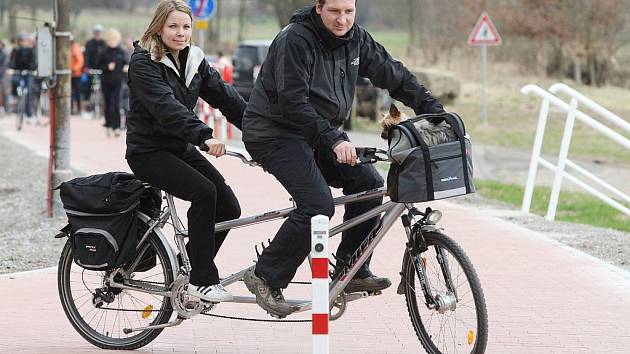 Labská stezka nabízí bezpečný způsob cestování cyklistům, bruslařům i vozíčkářům.