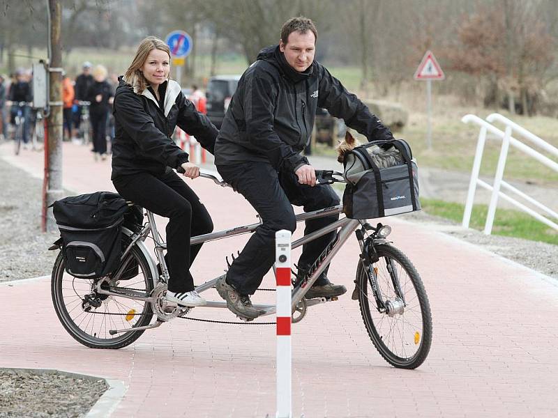 Labská stezka nabízí bezpečný způsob cestování cyklistům, bruslařům i vozíčkářům.