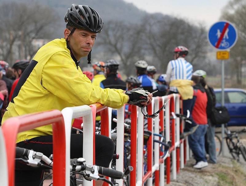 Labská stezka nabízí bezpečný způsob cestování cyklistům, bruslařům i vozíčkářům. Otevřen byl včera úsek z Valtířova do Přerova, který měří 5,8 kilometru.