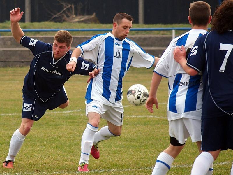 Fotbalisté Chabařovic (pruhovaní) nezvládli úvodní jarní kolo v Okresním přeboru. Favorizovaný tým prohrál na domácí půdě s Malečovem 0:2.   