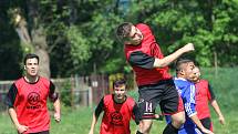 Fotbalisté Chabařovic (v modrém) si poradili s Hostovicemi 4:2. Foto: Deník/Rudolf Hoffmann