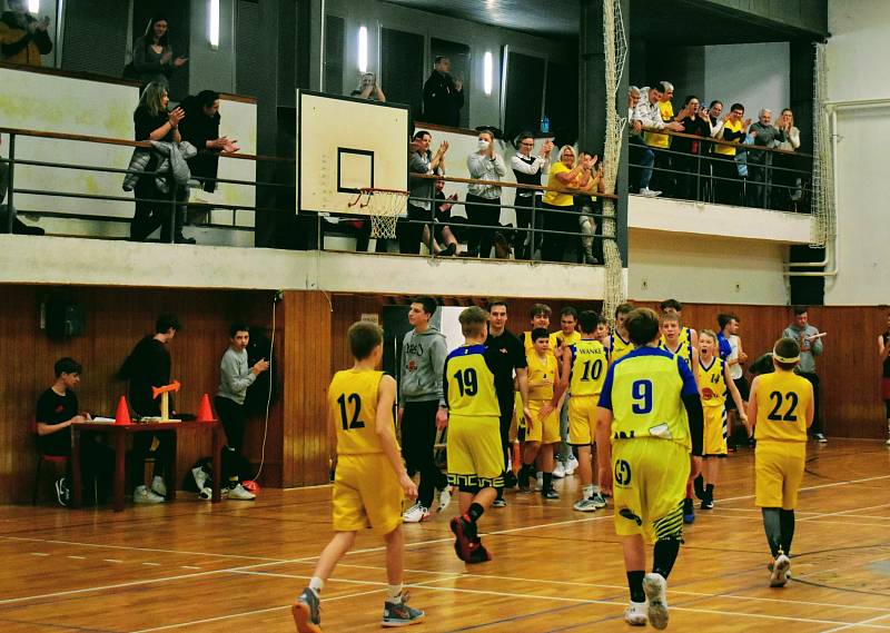 Basketbalové derby mezi Slunetou Ústí nad Labem a Děčínem v extralize žáků U14 skončilo vítězstvím domácích 76:60.