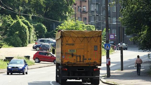 Obyvatelé místní části Důlce v Ústí nad Labem si stěžují na nadměrný hluk a prach při průjezdu těžkých nákladních automobilů okolo jejich domů.