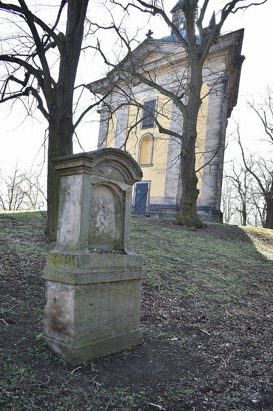 Křížová cesta v Chlumci vede příjemnou lesní cestou od kostela svatého Havla na Horku ke kapli Nejsvětější Trojice. Tvoří ji 14 výklenkových kapliček na kamenných soklech.