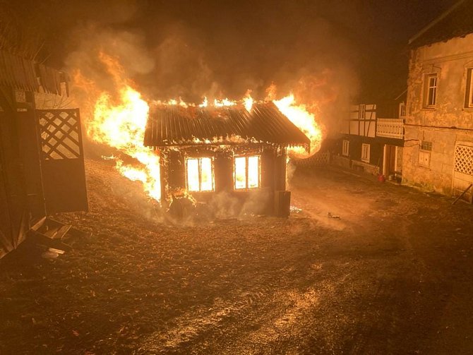 Požár chaty v Povrlech na Ústecku. Zavinil jej člověk kvůli špatné manipulaci s ohněm.