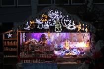 Na vánočních trzích na ústeckém Lidickém náměstí si můžete zakoupit hlavně vánoční dekorace.