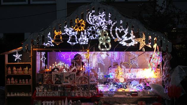 Na vánočních trzích na ústeckém Lidickém náměstí si můžete zakoupit hlavně vánoční dekorace.
