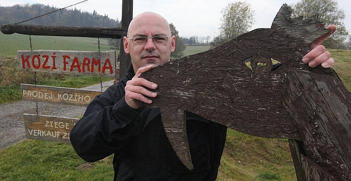 Fotoreportér Deníku pracoval na soukromé kozí farmě Nová Víska u Dolní Poustevny na Děčínsku v rámci reportáže Na vlastní kůži. Na starost měl třicet koz, dojil je a krmil. 