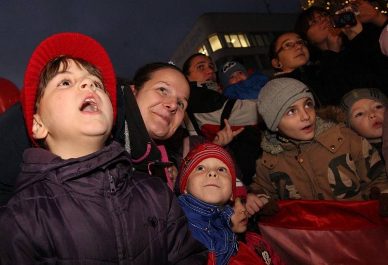 Vánoční kamion se Santa Klausem na Mírovém náměstí oblehly stovky rodičů a dětí. 