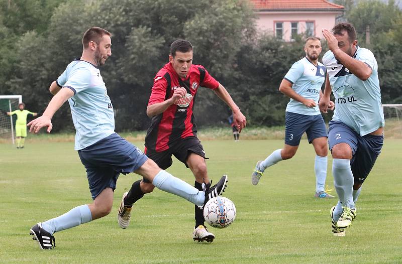 II. třída Ústí n/L 3. kolo - Utkání Trmic (červenočerní) s Přestanovem (modří) skončilo remízou 2:2, penaltový rozstřel zvládli lépe hosté z Přestanova.