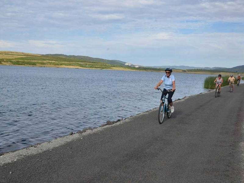 Jezero Milada láká cyklisty i turisty.