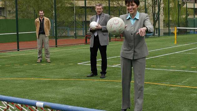 Iva Ritschelová, rektorka UJEP, si včera vyzkoušela nové sportovní prostory u pedagogické fakulty. 