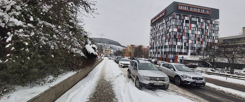 Ústí nad Labem, zasněžené chodníky, kluzké silnice