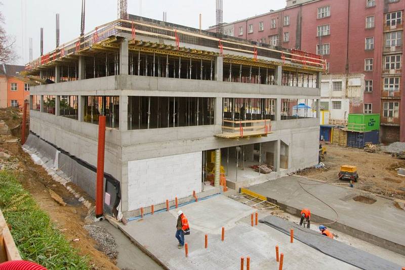 Stavba multifunkčního centra v kampusu v roce 2011.