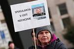 Demonstrace nespokojených občanů proti budoucímu primátorovi Petru Nedvědickému kvůli spekulativním nákupu a prodeji pozemků v Krupce.