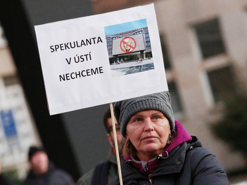 Demonstrace nespokojených občanů proti budoucímu primátorovi Petru Nedvědickému kvůli spekulativním nákupu a prodeji pozemků v Krupce.