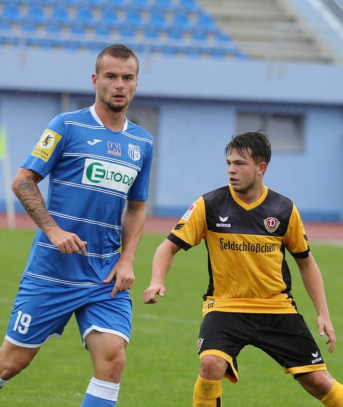 Fotbalisté Ústí (v modrém) se střetli v přípravě s Dynamem Drážďany.