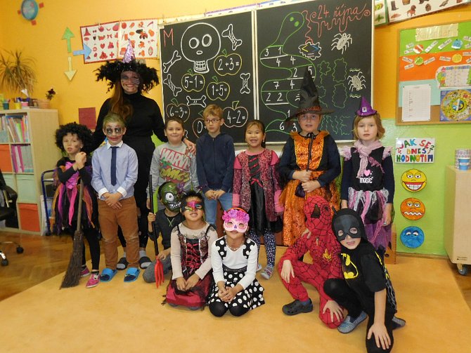 V Petrovicích školu rozzářila světélka Halloweenu.