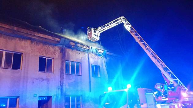 V Trmicích hořel dům. K požáru vyjely tři hasičské jednotky
