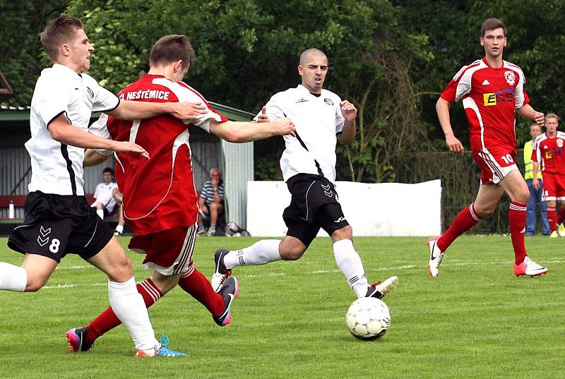 Fotbalisté Neštěmic (červení) doma remizovali v derby s Mojžířem 1:1.Fotbalisté Neštěmic (červení) doma remizovali v derby s Mojžířem 1:1.