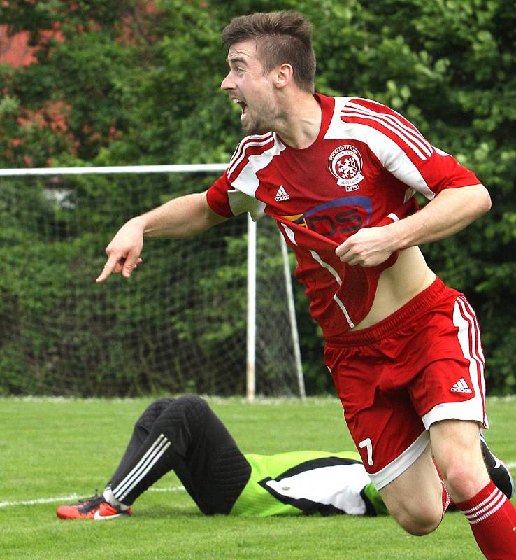 Fotbalisté Neštěmic (červení) doma remizovali v derby s Mojžířem 1:1.