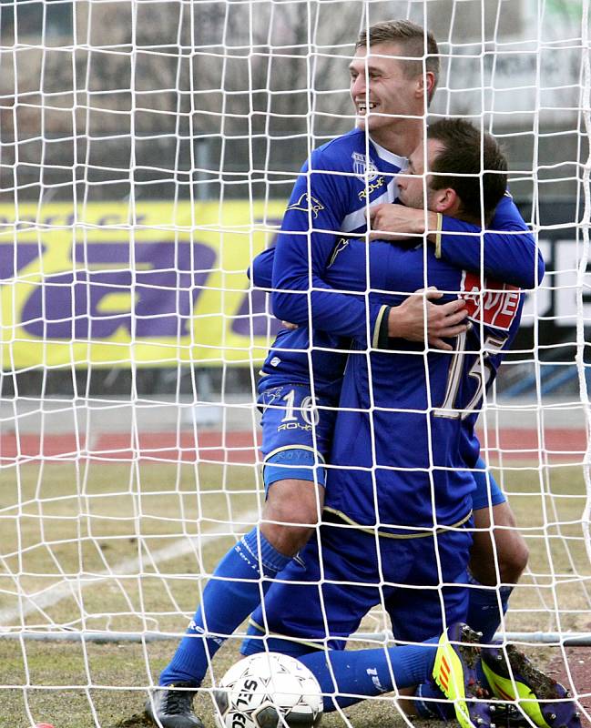 Ústečtí fotbalisté (modří) doma porazili Pardubice 1:0.