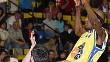 Ústečtí basketbalisté (žluté dresy) doma prohráli s Jindřichovým Hradcem a stav semifinálové série je vyrovnaný 1:1 na zápasy.