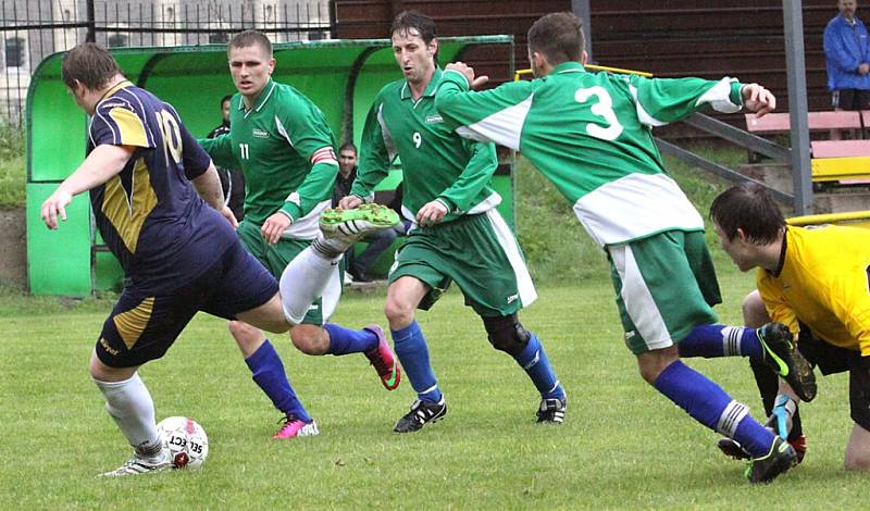 Fotbalisté Svádova (zelení) doma porazili Hostovice 5:2. 