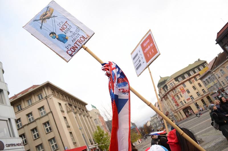 Demonstrace proti vládním protiepidemickým opatřením v centru Ústí nad Labem