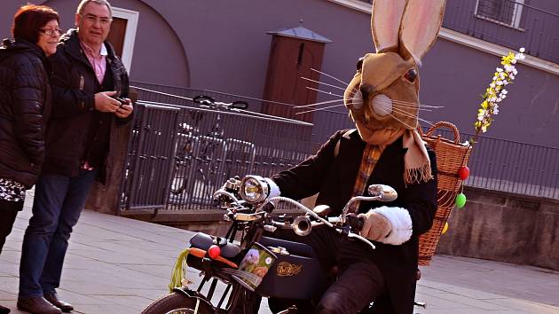 Ještě včera velikonoční zajíc běhal po strništi bos, dnes jezdí na motorce.