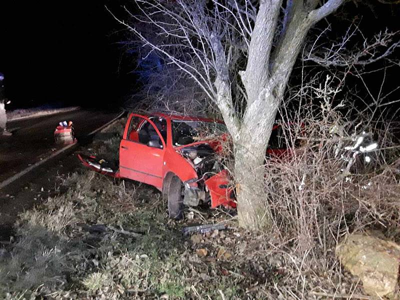 Nehody, u kterých zasahovali během jediné noci hasiči v Ústeckém kraji