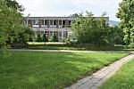 Bývalá škola zatím dál pustne na rozsáhlém pozemku na sídlišti na Severní Terase v Ústí nad Labem.