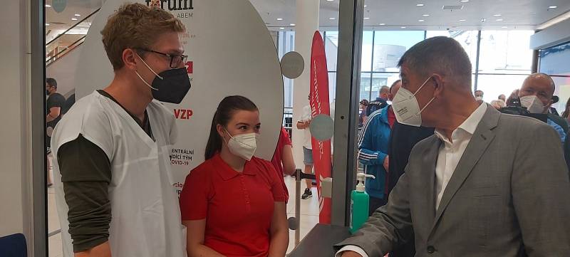 Na nově otevřené očkovací centrum v ústeckém Foru se přijel podívat i český premiér Andrej Babiš s dalšími hosty. Doprovázel je hejtman Jan Schiller