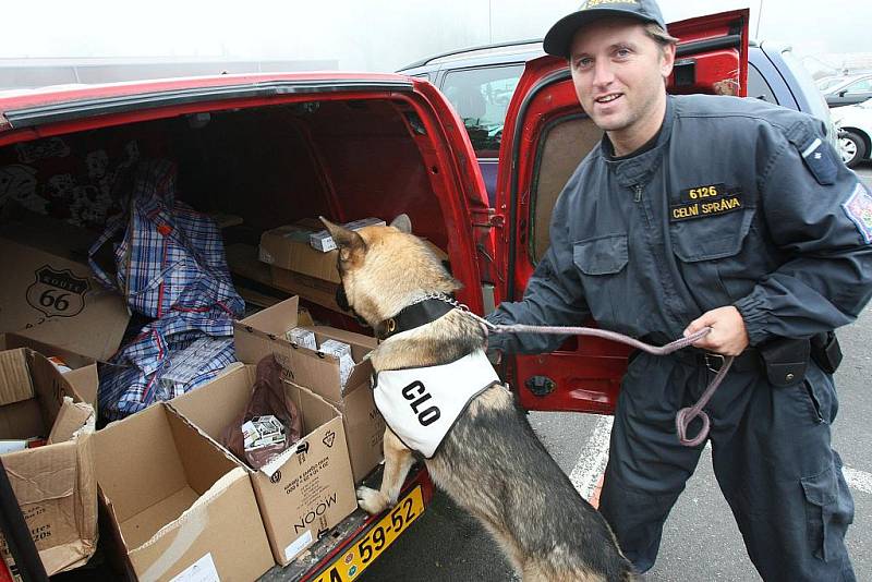 Celníci nacházeli padělky zboží a nekolkovaných cigaret v různých skrýších. Cigarety byly například v úkrytu v radiátorech, léky byly schované v opuštěném vozidle.