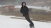 Ačkoli na Telnici prší a prudce taje sníh, studenti ústecké obchodní akademie se na posledních zbytcích sněhu v úterý učili ovládat lyže a snowboardy.