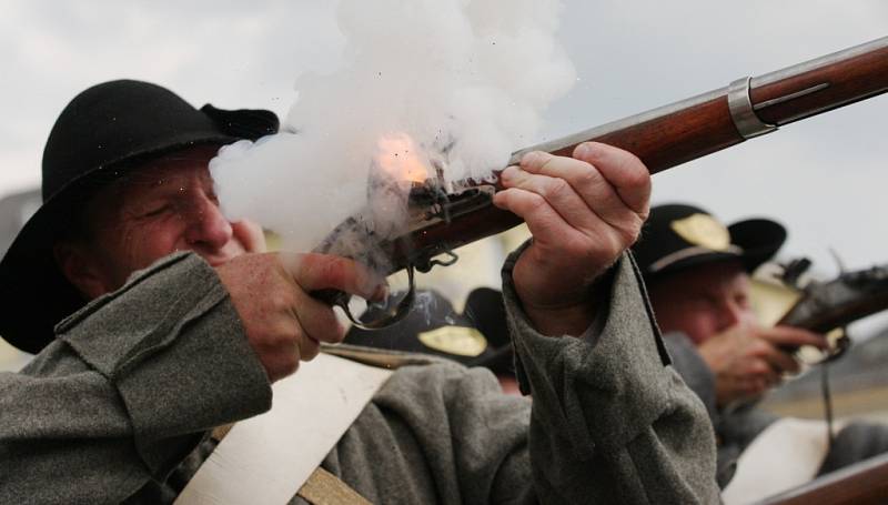 Doslova nacpané Mírové náměstí obsadily historické vojenské jednotky, které předvedly rekonstrukci bojů v době císaře Napoleona. 