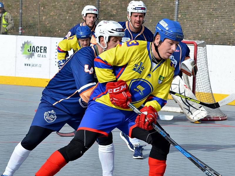 Hokejbalisté ústecké Elby (v tmavém) podlehli v rámci 7. kola Crossdock extraligy Kert Parku Praha 3:6. Foto: Miroslav Vlach