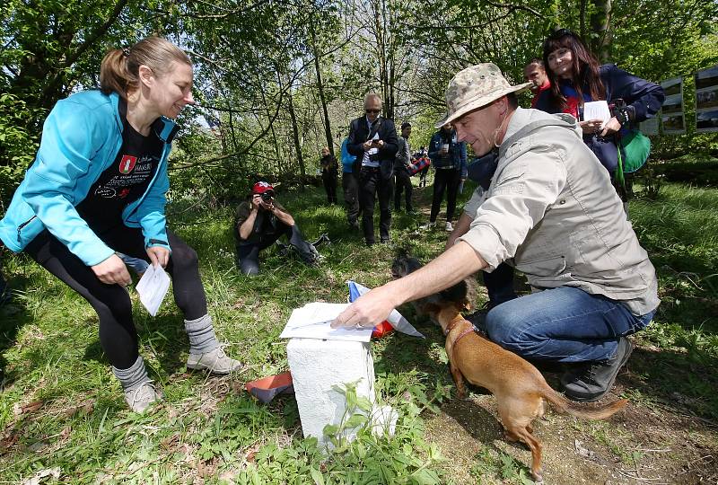 Sousedské setkání na hranicích na louce mezi německou vsí Oelsen a obcí Krásný les proběhlo v sobotu 16. května odpoledne.