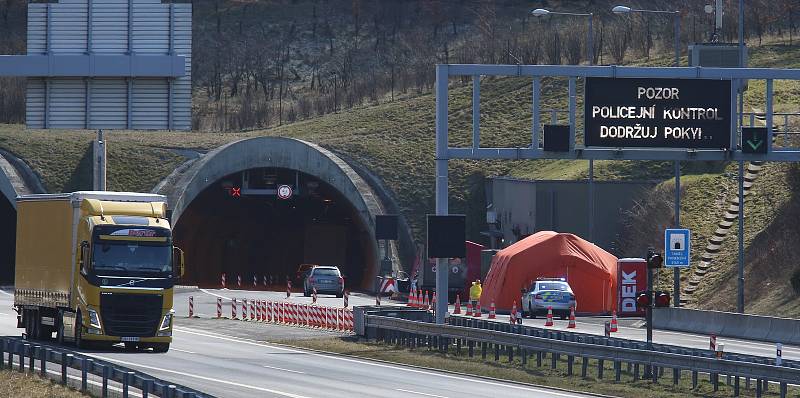 Policisté , hasiči a vojáci hlídají od páteční půlnoci přechod Petrovice-Krásný les. Kontrolují každé osobní vozidlo, které jede z Německa a namátkou i kamiony.