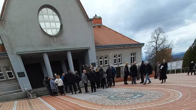 Pohřeb Bořka Voráče se uskutečnil v pondělí 20. března v obřadní síni Starého krematoria v Ústí nad Labem. Byl to dlouholetý ředitel Zoo Ústí nad Labem.