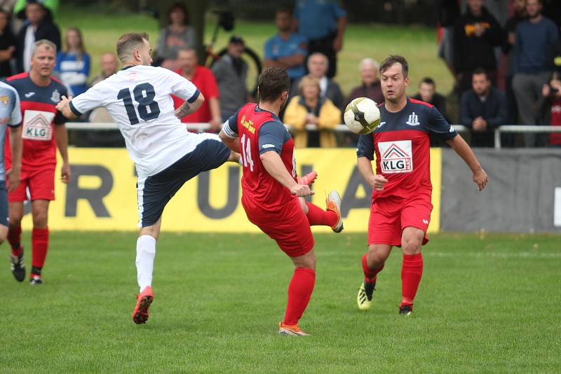 V televizním utkání porazily Hostovice před parádní návštěvou hosty z Chabařovic (červené dresy) 6:1.