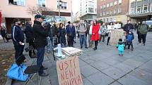 Demonstrace nespokojených občanů proti budoucímu primátorovi Petru Nedvědickému kvůli spekulativním nákupu a prodeji pozemků v Krupce.